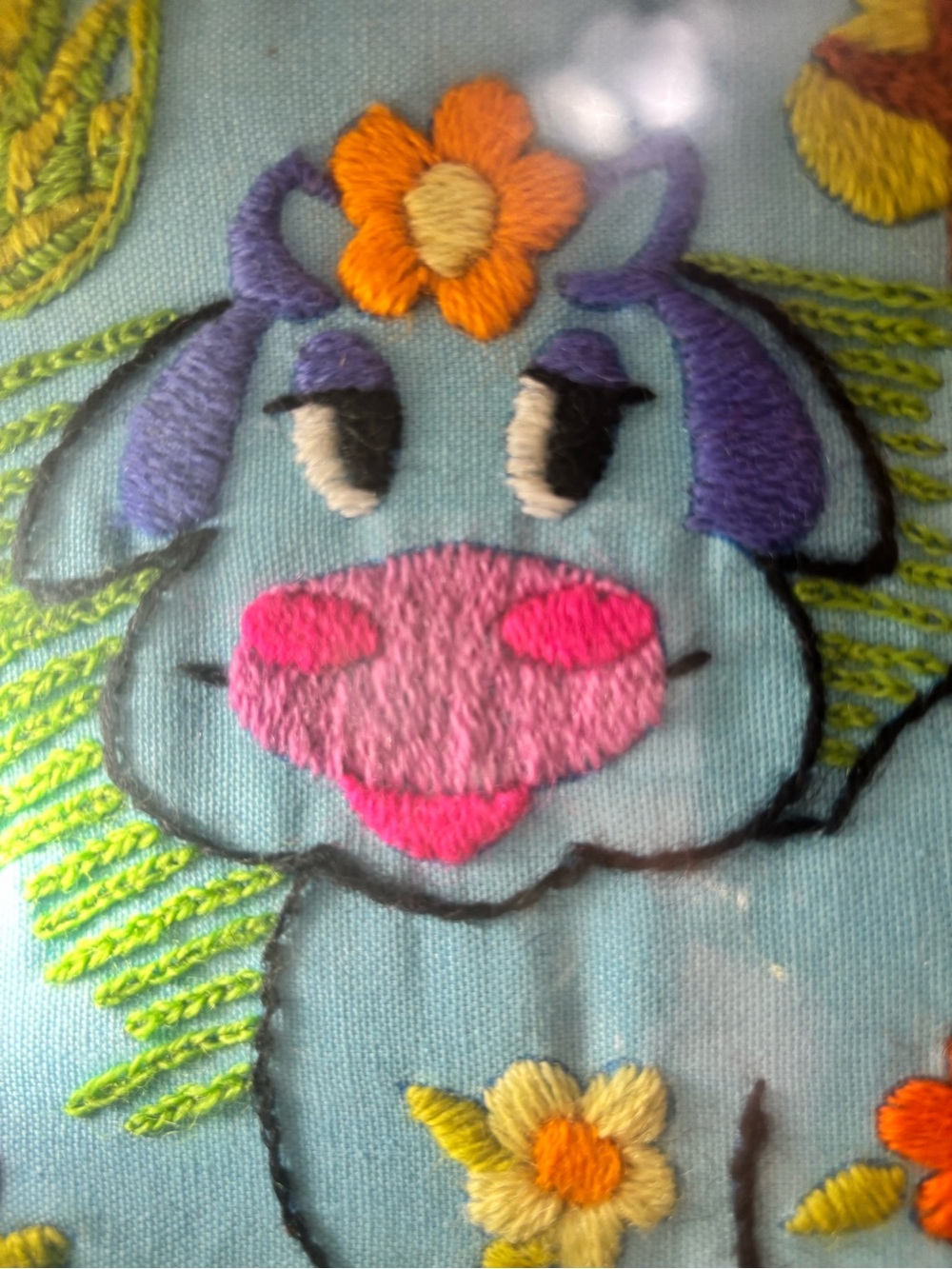 VINTAGE NEEDLEPOINT / EMBROIDERED COW & PROFESSIONALLY FRAMED IN GLASS! - Picture 10 of 13